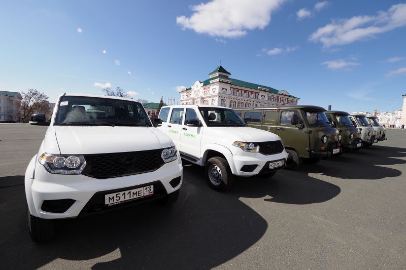 Артём Здунов передал лесничествам республики 12 новых автомобилей